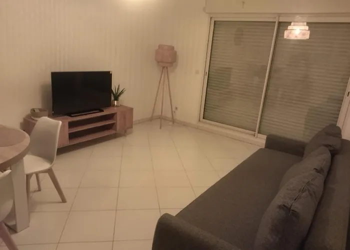 Apartment With Private Garden, Pool & 150 M *