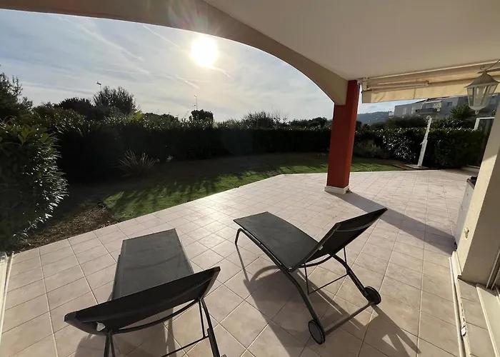 Apartment With Private Garden, Pool & 150 M