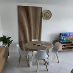 With Private Garden, Pool & 150 M Апартаменты Антиб
