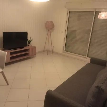 Apartment With Private Garden, Pool & 150 M *