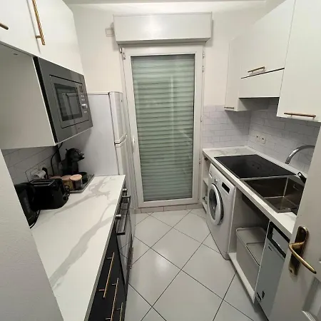 Apartment With Private Garden, Pool & 150 M *