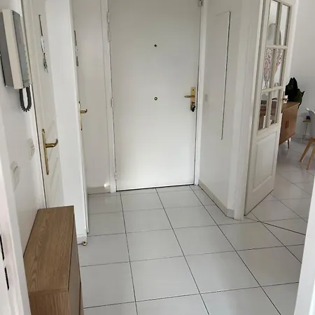 With Private Garden, Pool & 150 M Apartment Antibes