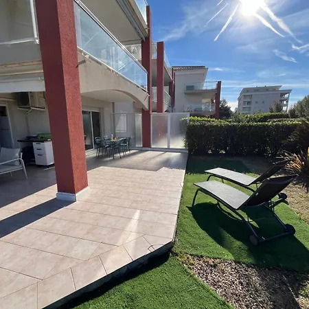 Apartment With Private Garden, Pool & 150 M *