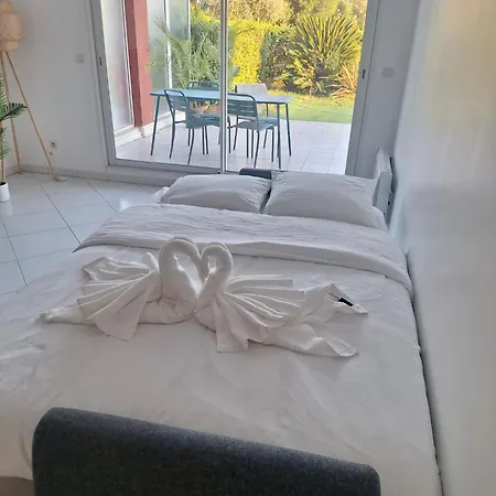 With Private Garden, Pool & 150 M Apartman Antibes