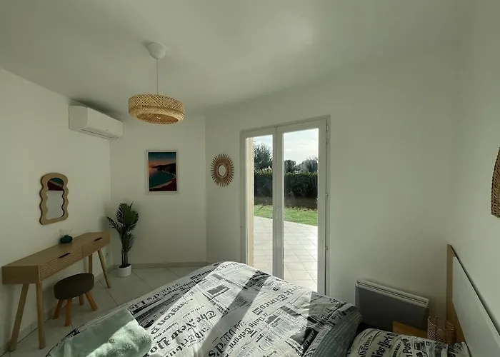 With Private Garden, Pool & 150 M Apartment Antibes