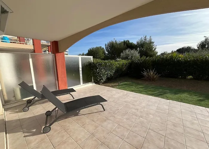 With Private Garden, Pool & 150 M Apartment *