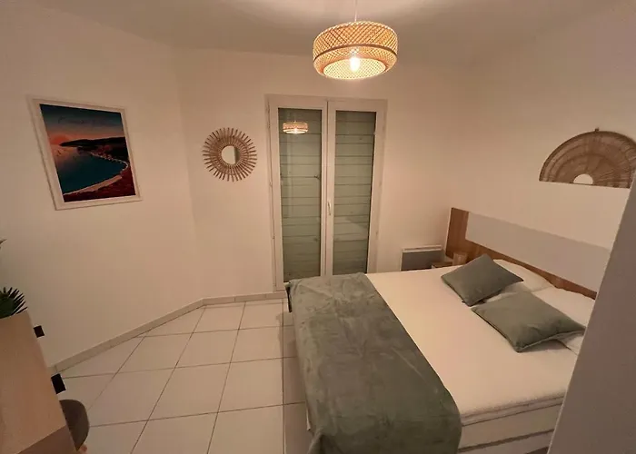 Apartment With Private Garden, Pool & 150 M *