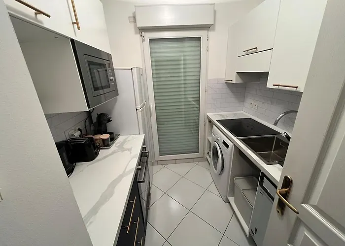 Apartment With Private Garden, Pool & 150 M *