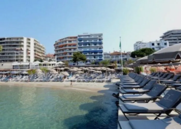 With Private Garden, Pool & 150 M Apartment Antibes